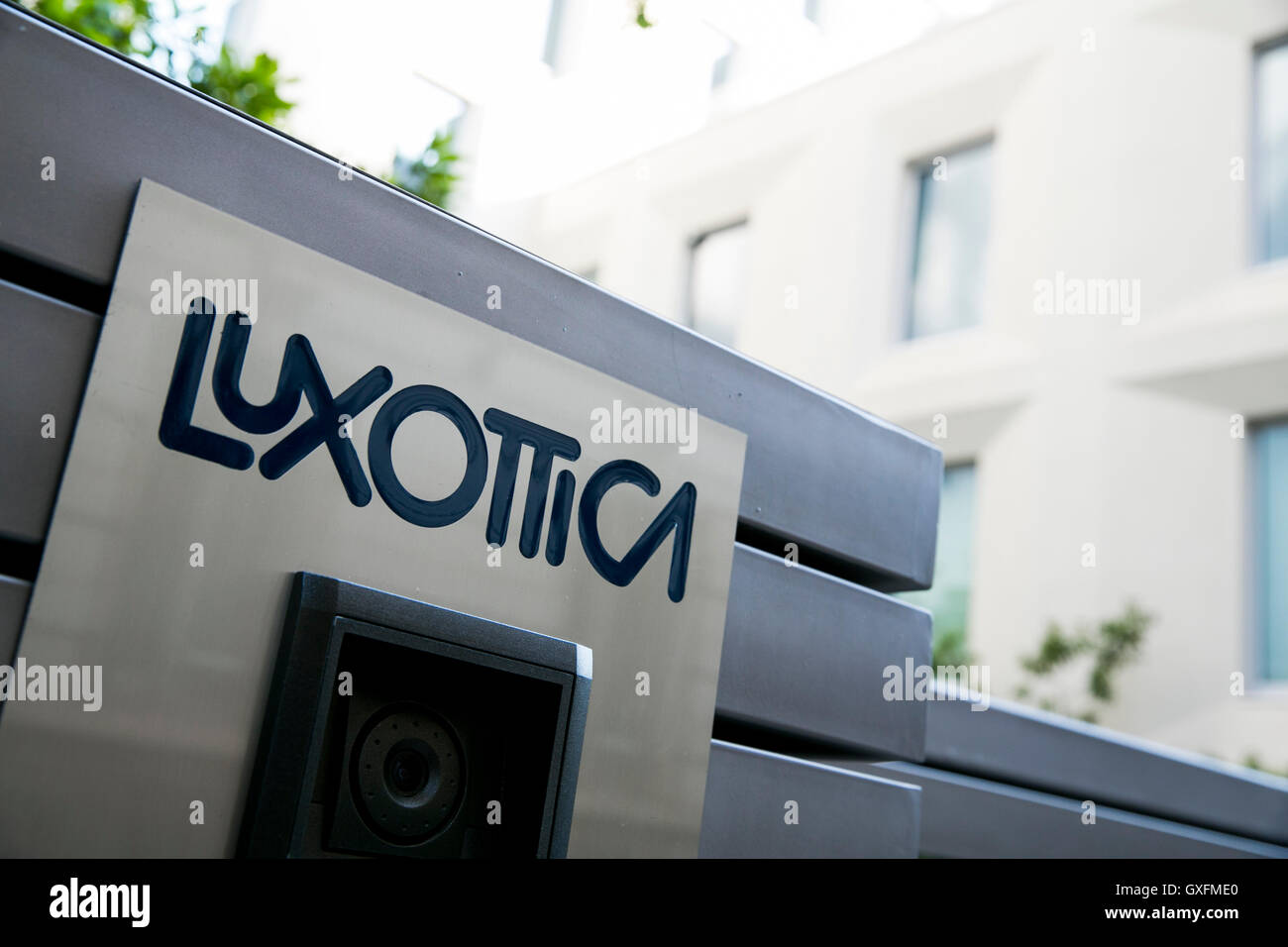Un logo segno al di fuori della sede della Luxottica Group S.p.A. di Milano, in Italia il 3 settembre 2016. Foto Stock