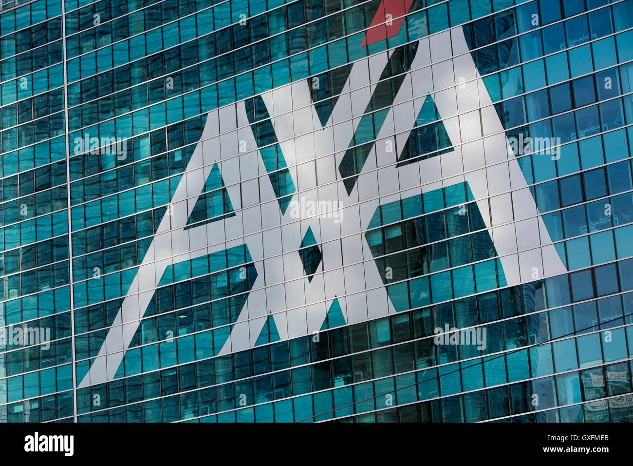 Un segno del logo al di fuori di una struttura occupata da AXA a Milano il 3 settembre 2016. Foto Stock