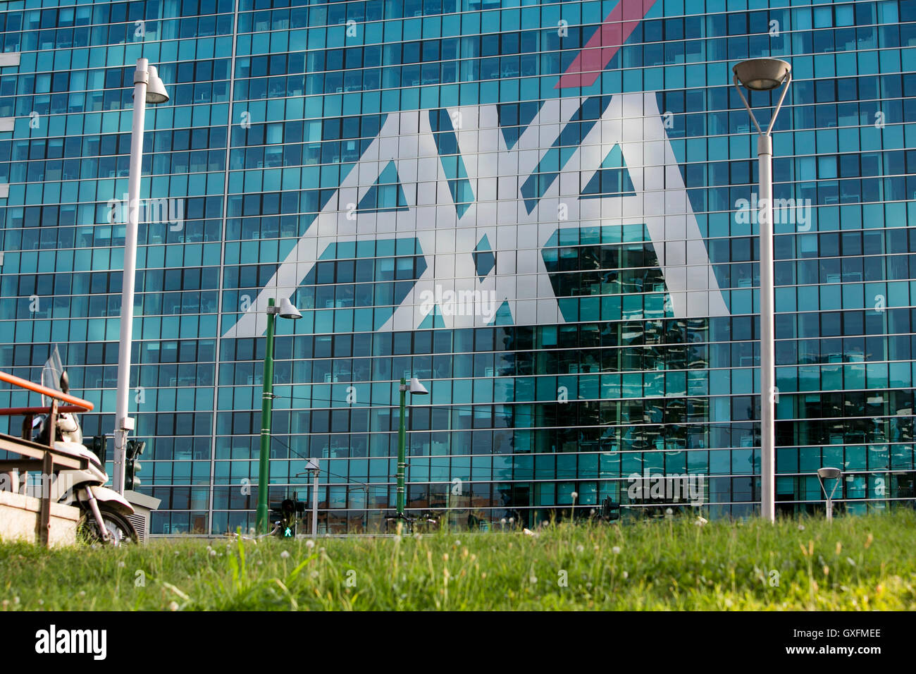 Un segno del logo al di fuori di una struttura occupata da AXA a Milano il 3 settembre 2016. Foto Stock