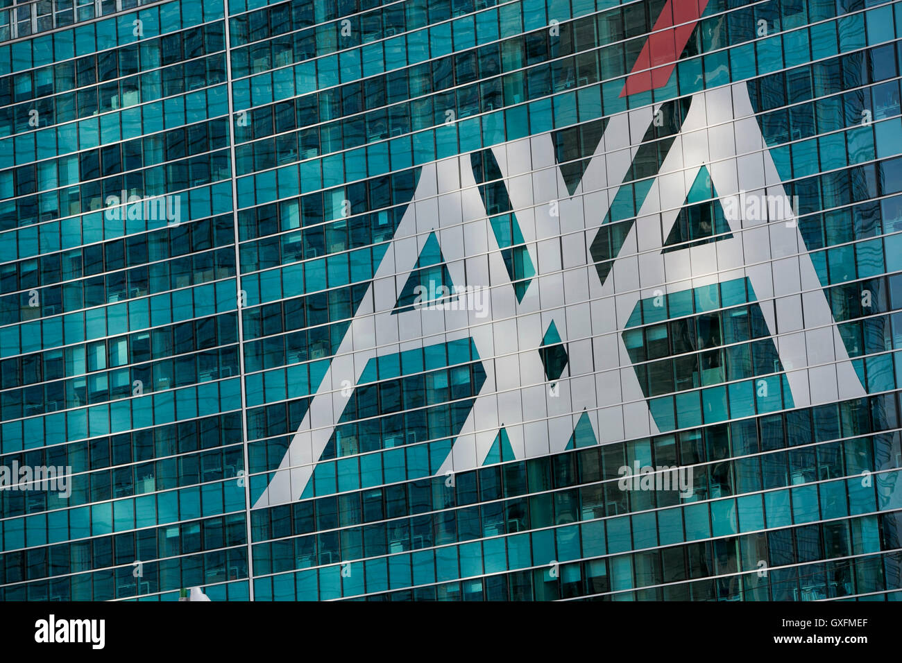 Un segno del logo al di fuori di una struttura occupata da AXA a Milano il 3 settembre 2016. Foto Stock