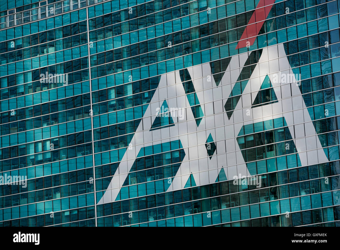 Un segno del logo al di fuori di una struttura occupata da AXA a Milano il 3 settembre 2016. Foto Stock