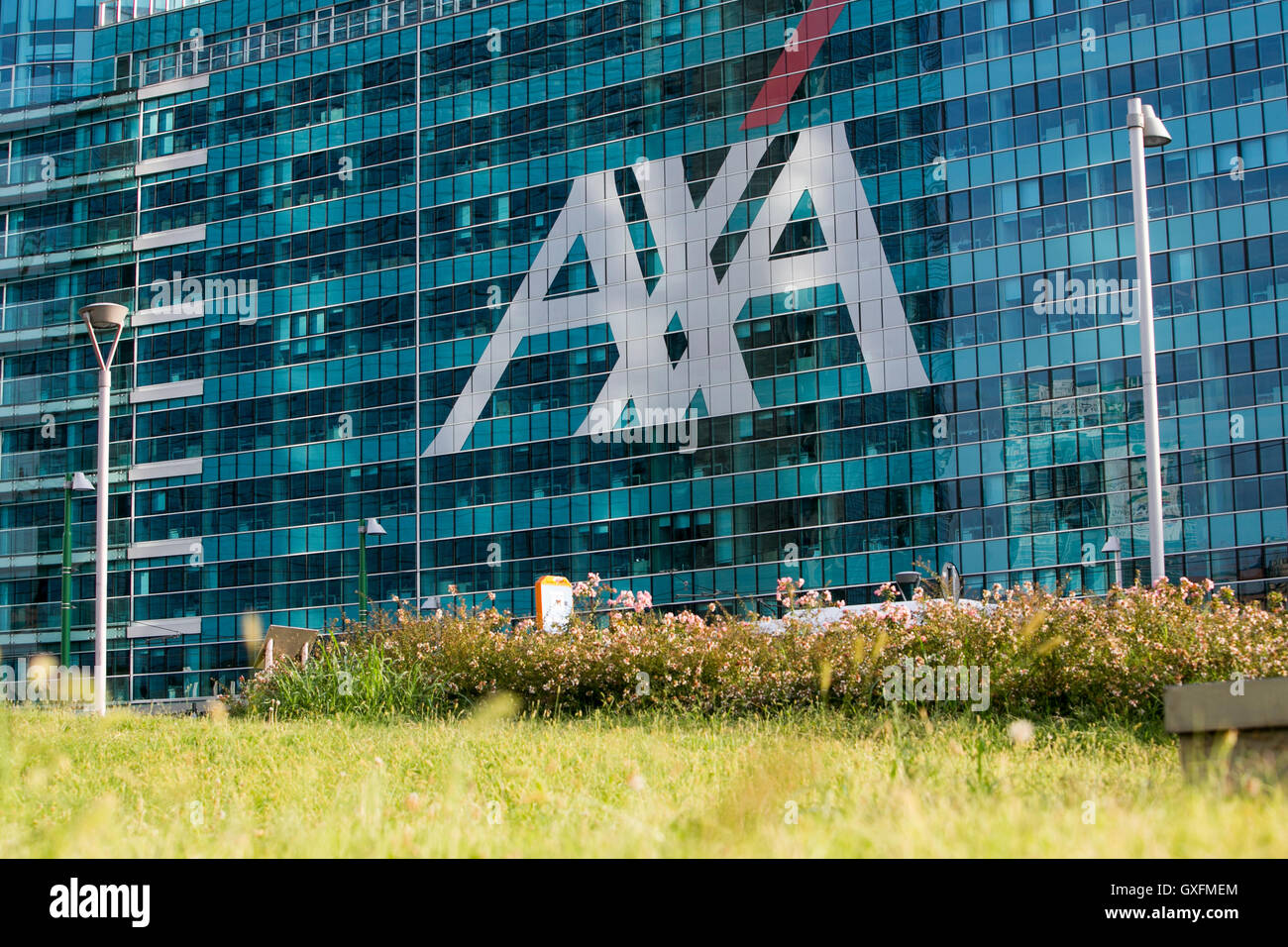 Un segno del logo al di fuori di una struttura occupata da AXA a Milano il 3 settembre 2016. Foto Stock