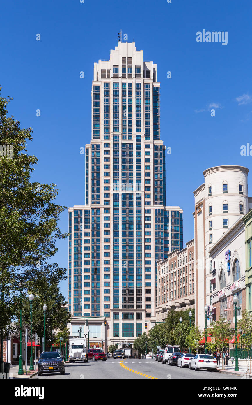 Trump Plaza New Rochelle, una moderna torre residenziale, con nuovo Roc città sulla destra, in New Rochelle, New York. Foto Stock