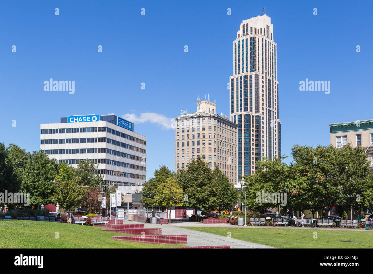 Una vista dello skyline di New Rochelle, New York da Ruby Dee Park sul verde della libreria. Foto Stock