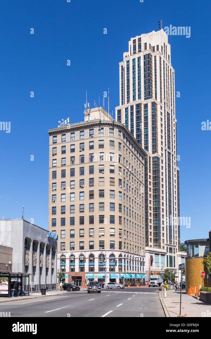 Parte della skyline compresi Trump Plaza New Rochelle e Kaufman Building a New Rochelle, New York. Foto Stock