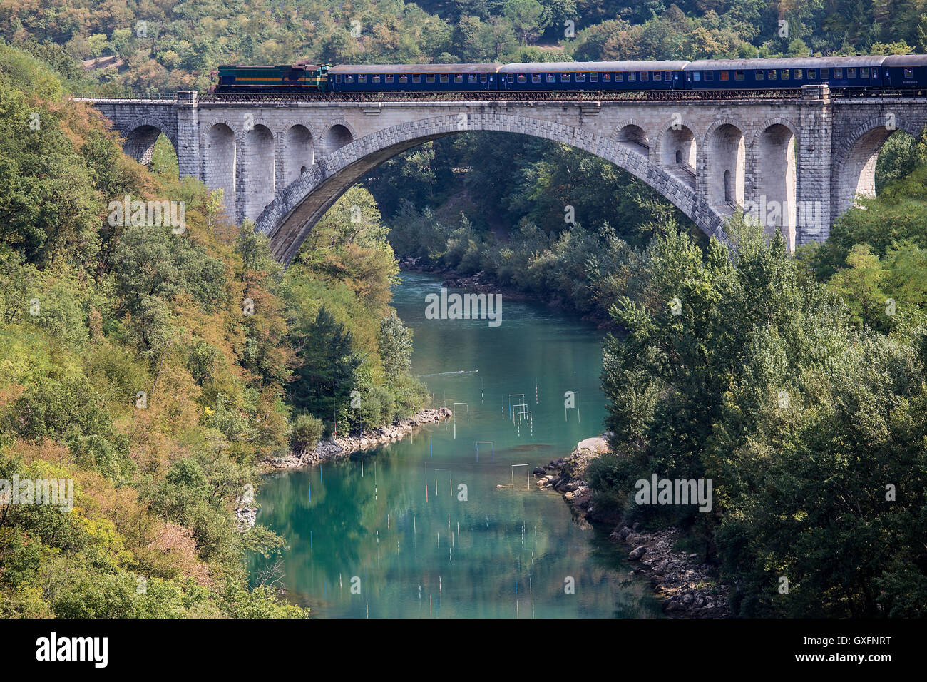 Treno Diesel sul ponte di Solkan, Solkan, Nova Gorica, in Slovenia Foto Stock