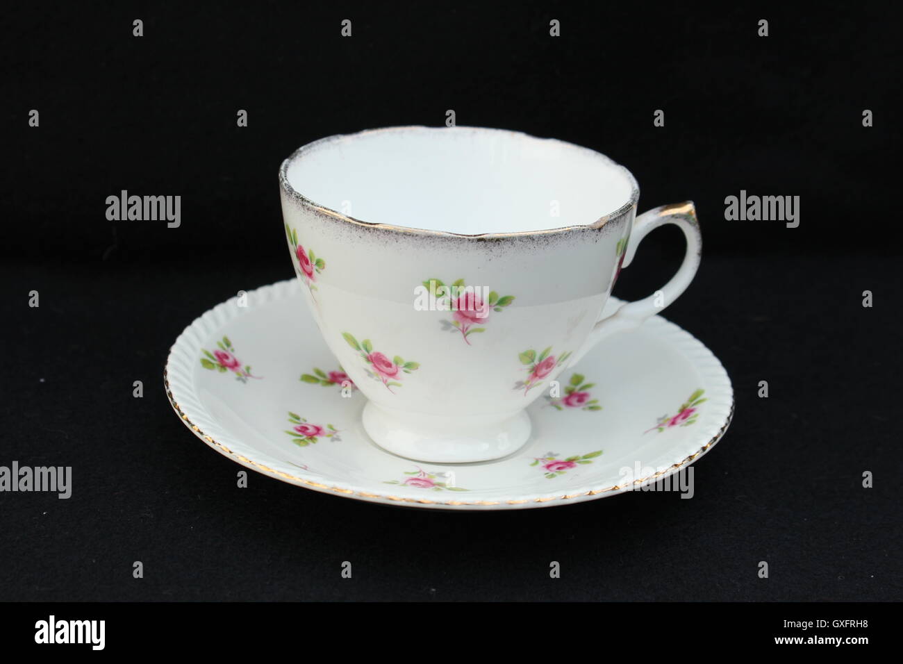 Rose vintage bone china cup con sfondo nero Foto Stock