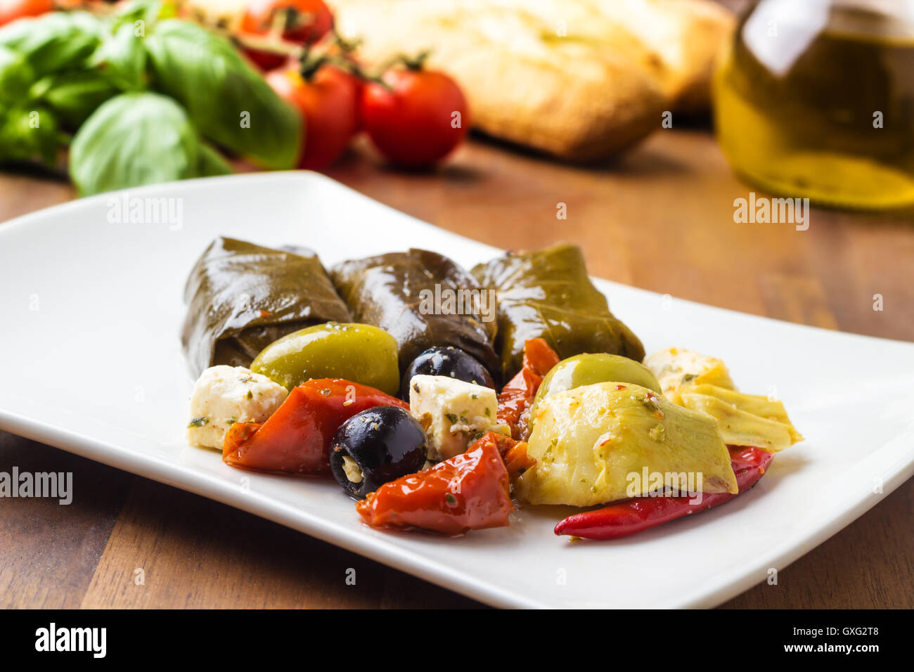 Antipasti misti piastra. Pomodori, olive e riempito di foglie di uva. Foto Stock