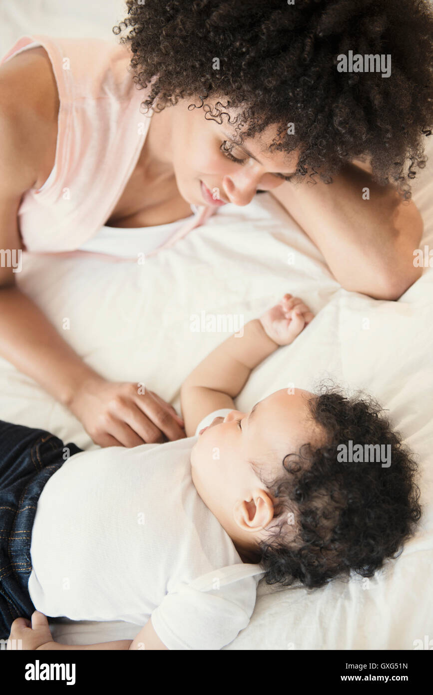Guardare la madre figlio bambino che dorme sul letto Foto Stock