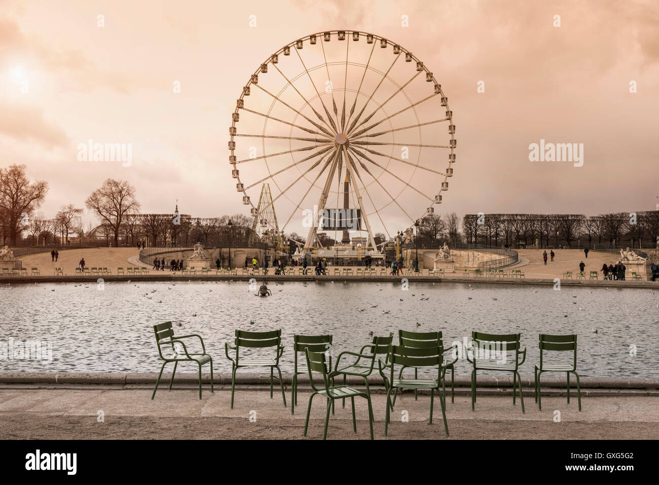 I turisti camminare vicino a ruota panoramica Ferris, Parigi, Ile-de-France, Francia, Foto Stock