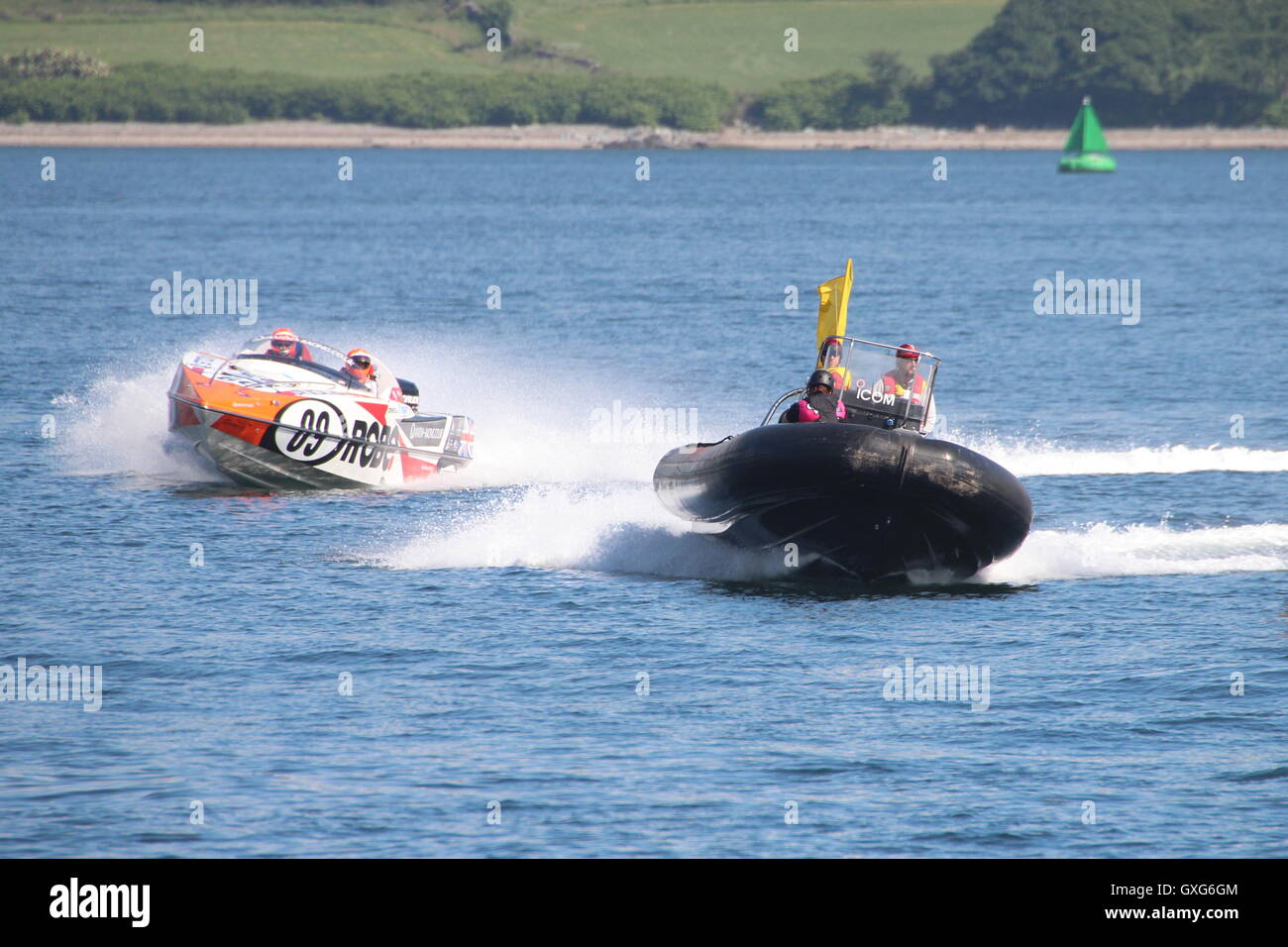 Un P1 Rescue RHIB conduce i concorrenti durante la sfilata giro, durante la cerimonia inaugurale Scottish Grand Prix del mare nel 2016. Foto Stock