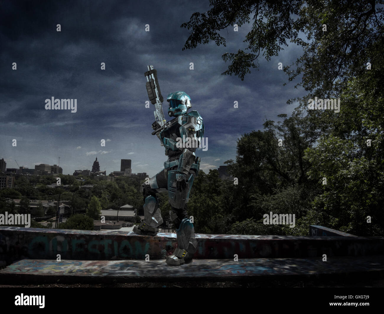 Robot città di pattugliamento fucile di contenimento Foto Stock