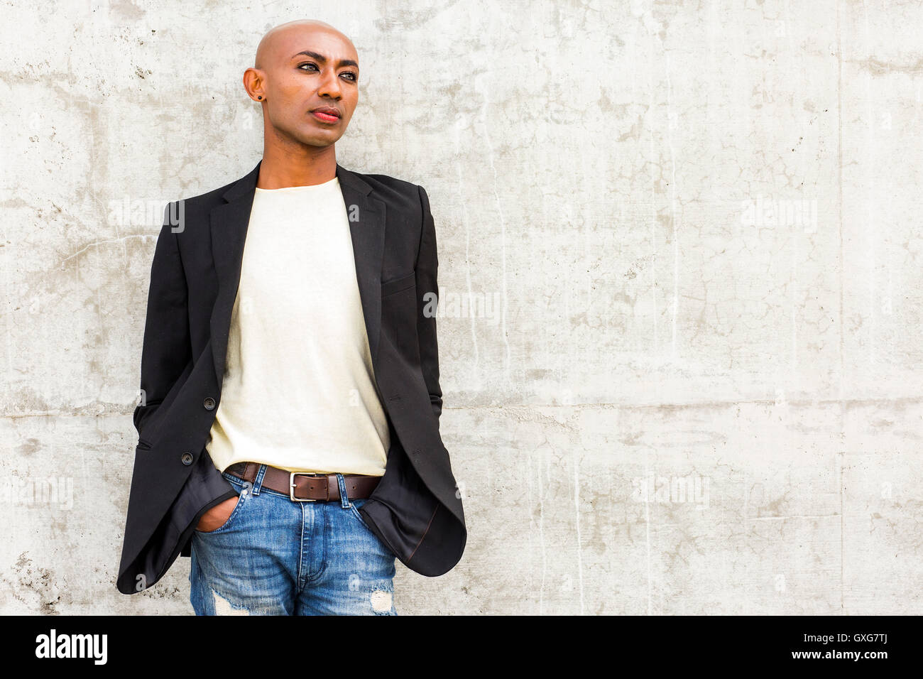 Malinconici gay uomo nero appoggiato sulla parete di cemento Foto Stock