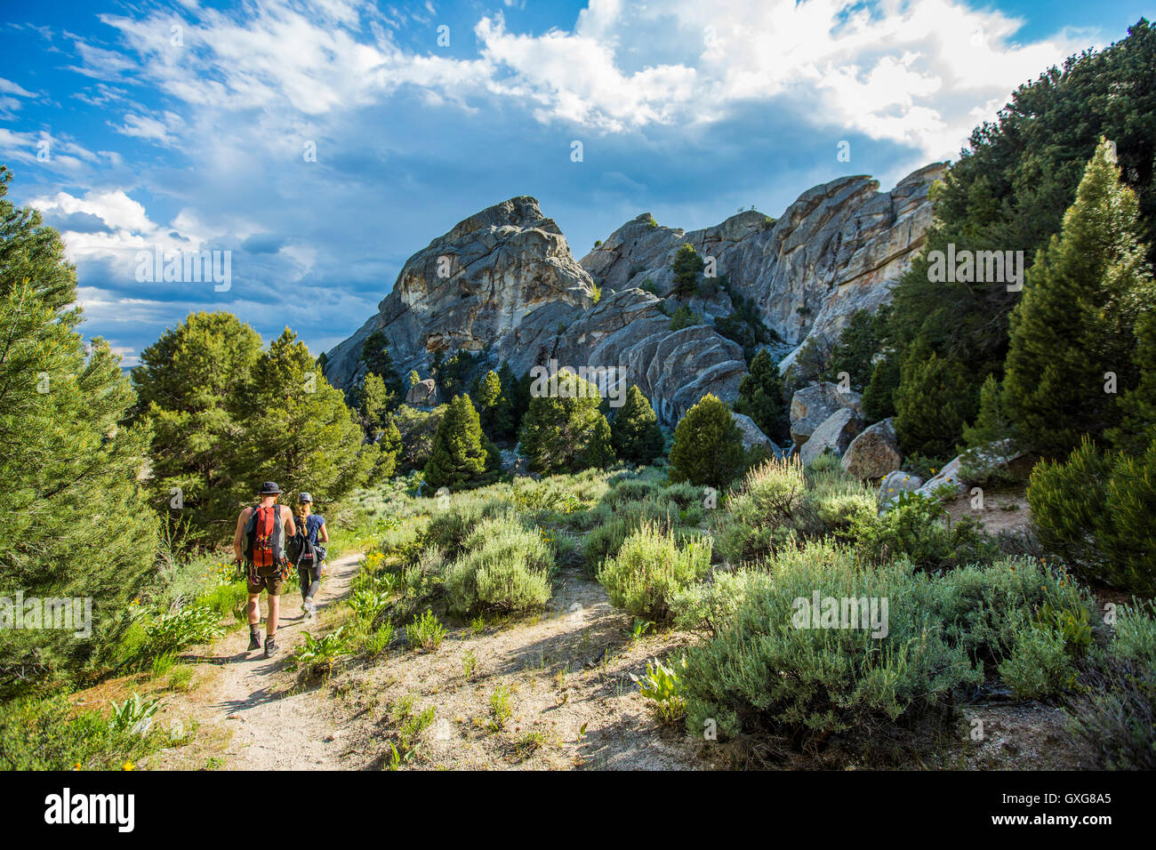 Coppia caucasica escursioni verso la montagna Foto Stock