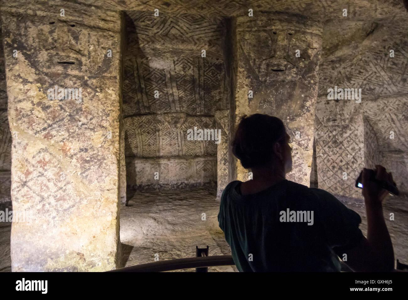 Ipogeo. Alto del Duende. Colombiano parco archeologico, che contiene inoltre numerosi ipogei. Queste enormi tombe sotterranee sono de Foto Stock