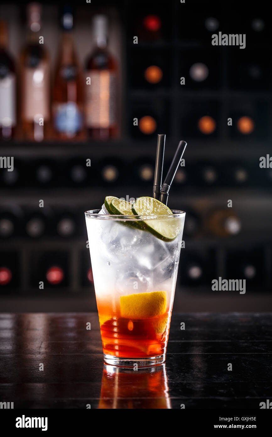 Red cocktail drink di frutta sul tavolo bar Foto Stock