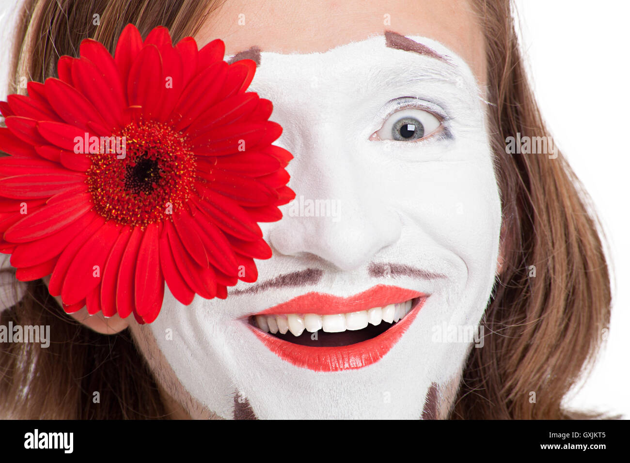 Attore mime con fiore rosso sul suo volto Foto Stock