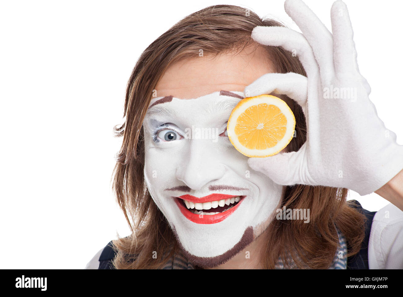 Attore mime il fissaggio alla faccia del limone Foto Stock