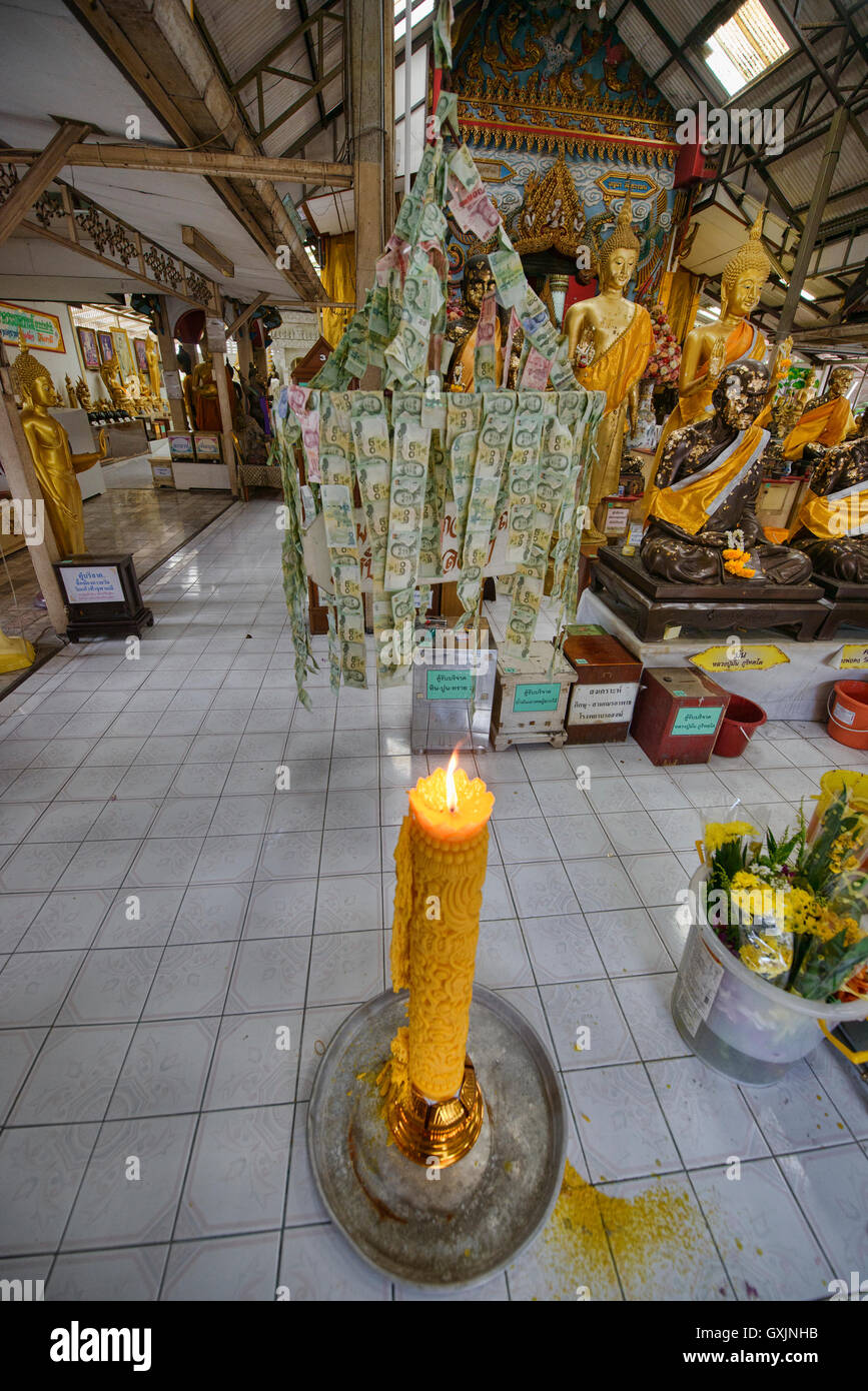 Candela e money tree, Wat Kaeo Fa Chulamani, Bangkok, Thailandia Foto Stock