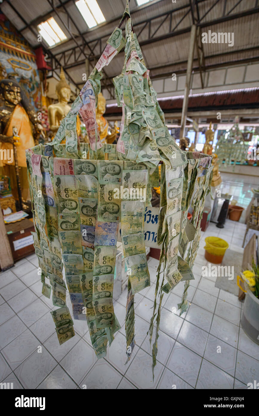Money Tree offerte presso Wat Kaeo Fa Chulamani, Bangkok, Thailandia Foto Stock