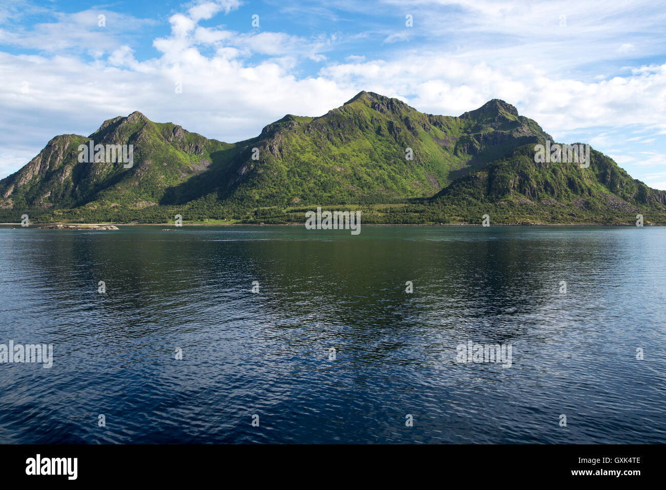 Le montagne su Stormolla isola, isole Lofoten, Nordland, Norvegia Foto Stock