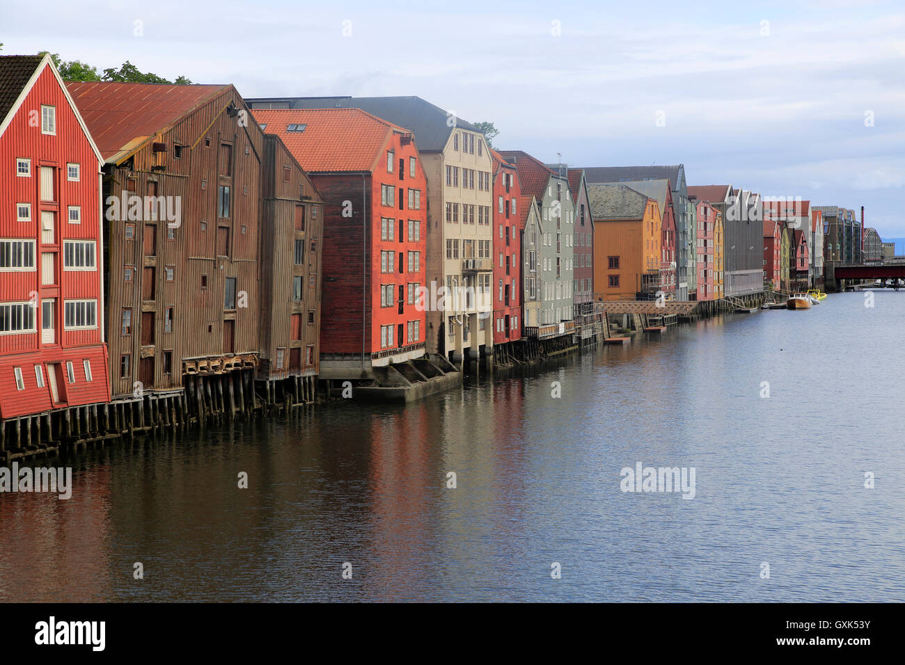Waterside storico degli edifici adibiti a magazzino sul fiume Nidelva, Bryggene, Trondheim, Norvegia Foto Stock