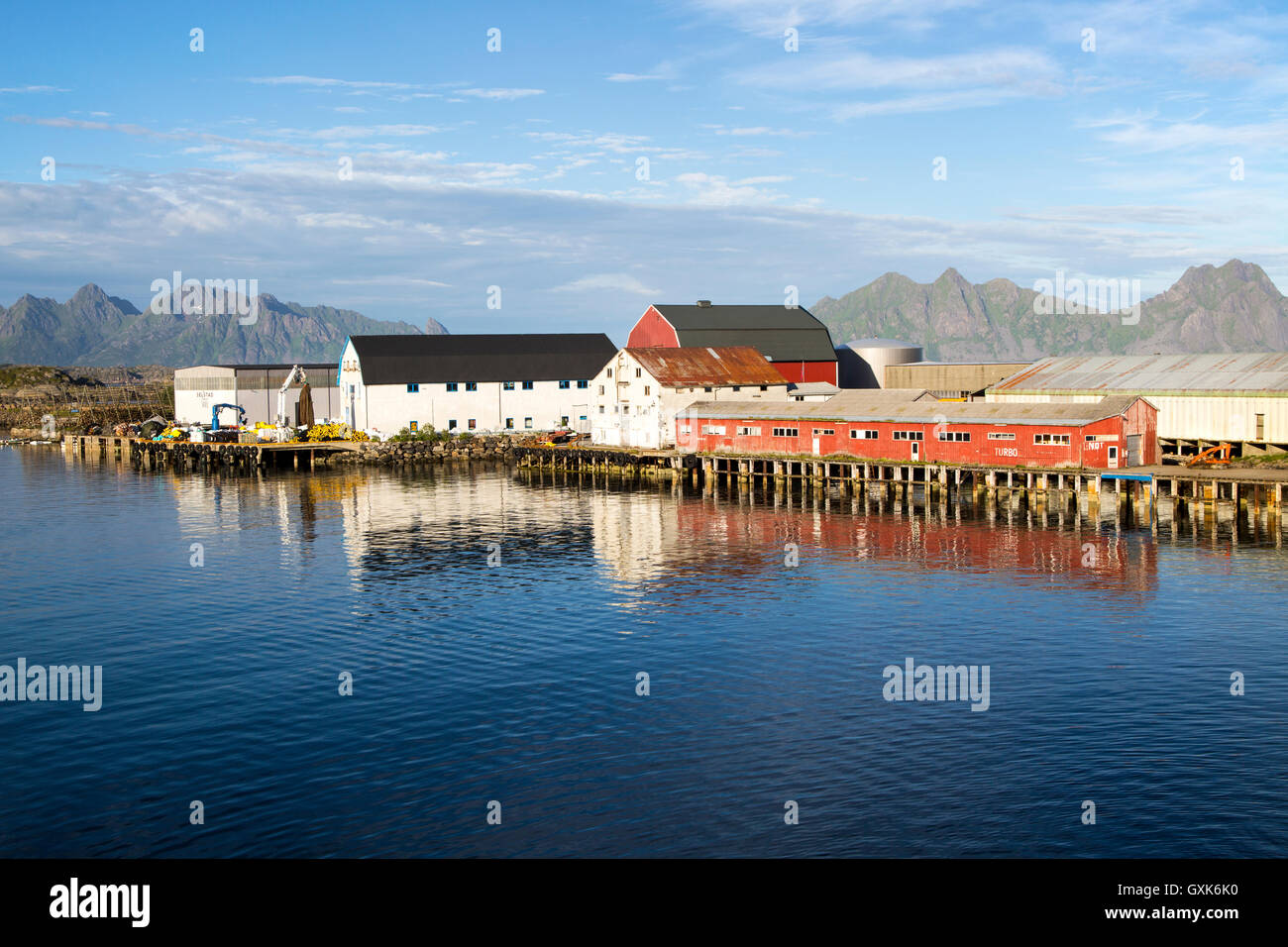 La lavorazione del pesce di edifici a Svolvaer, Isole Lofoten, Nordland, Norvegia Foto Stock