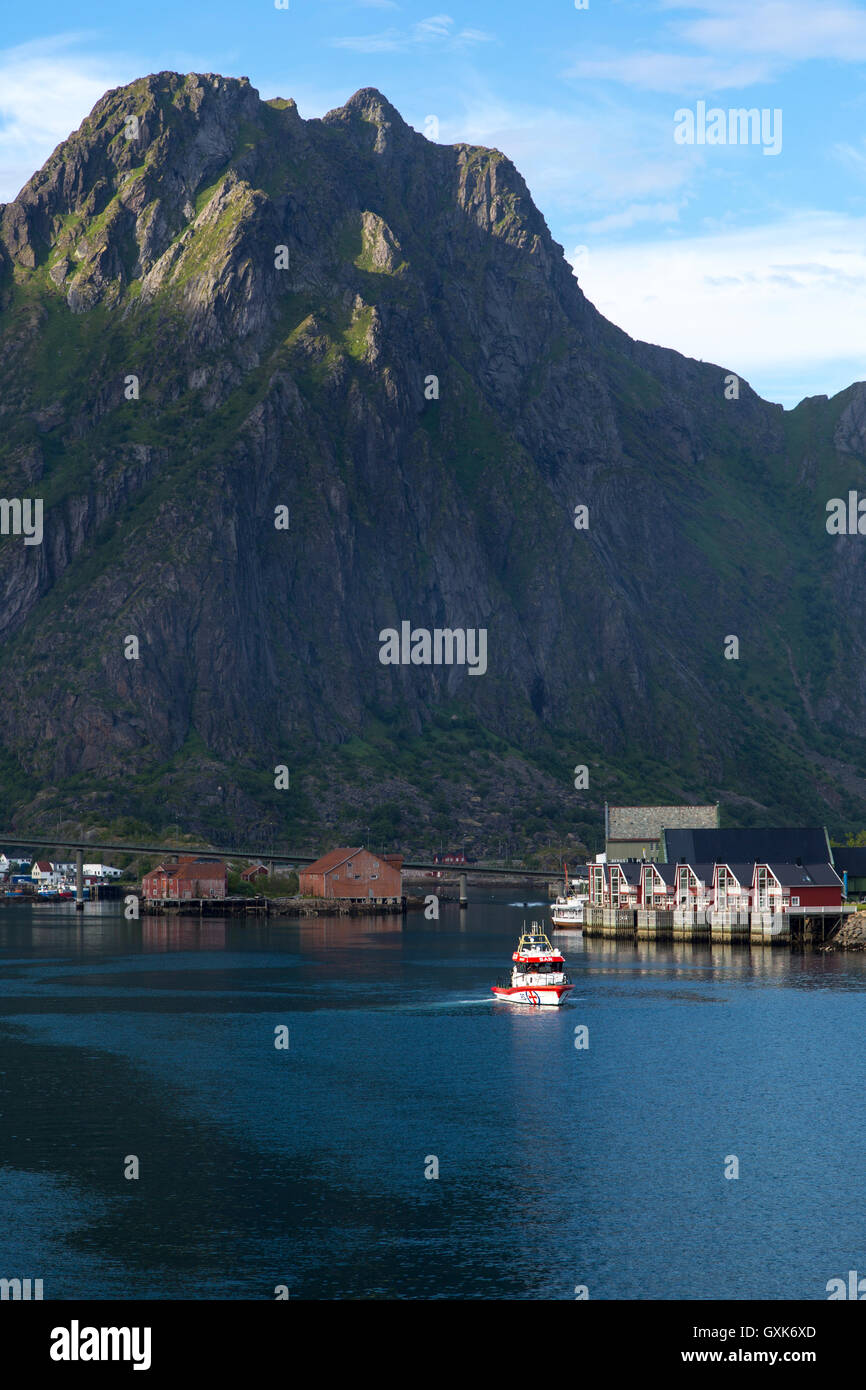 Montagna di grandi dimensioni oltre il porto di Svolvaer, Isole Lofoten, Nordland, Norvegia Foto Stock