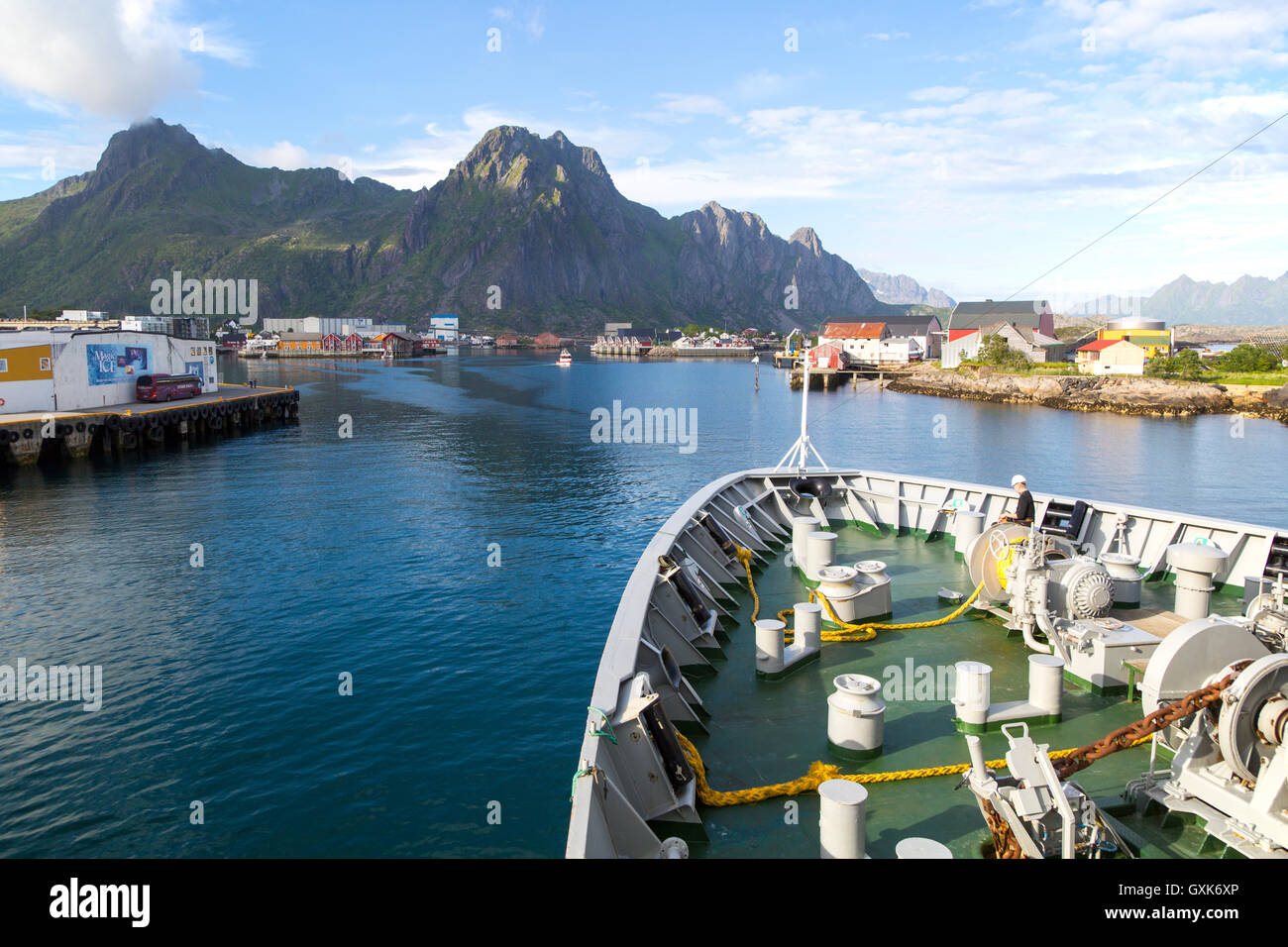 Hurtigruten nave traghetto in arrivo al porto di Svolvaer, Isole Lofoten, Nordland, Norvegia Foto Stock