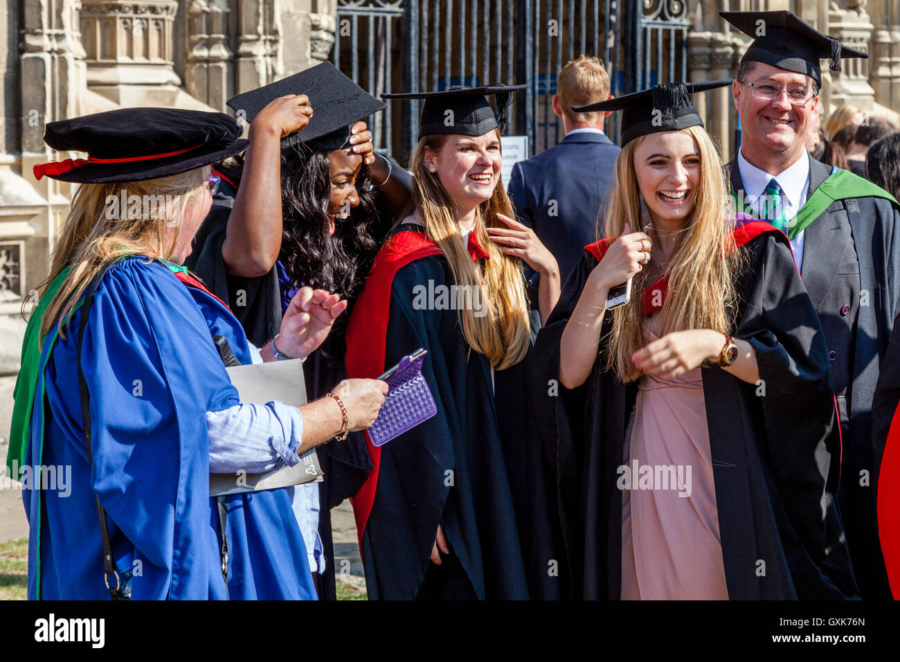 I laureati da Canterbury Christ Church University presso la loro cerimonia di laurea, Cattedrale di Canterbury, Canterbury, Regno Unito Foto Stock