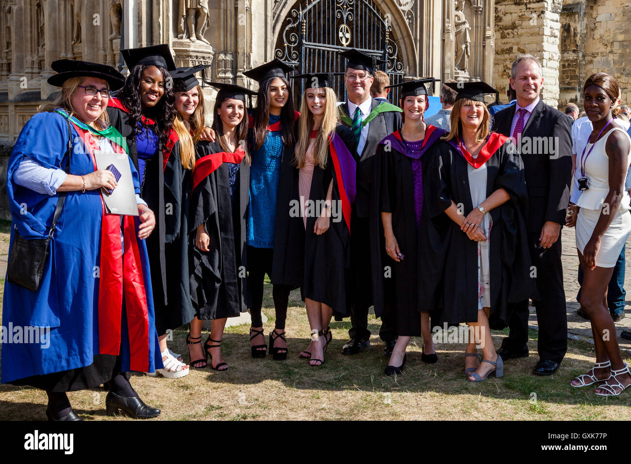 I laureati da Canterbury Christ Church University presso la loro cerimonia di laurea, Cattedrale di Canterbury, Canterbury, Regno Unito Foto Stock