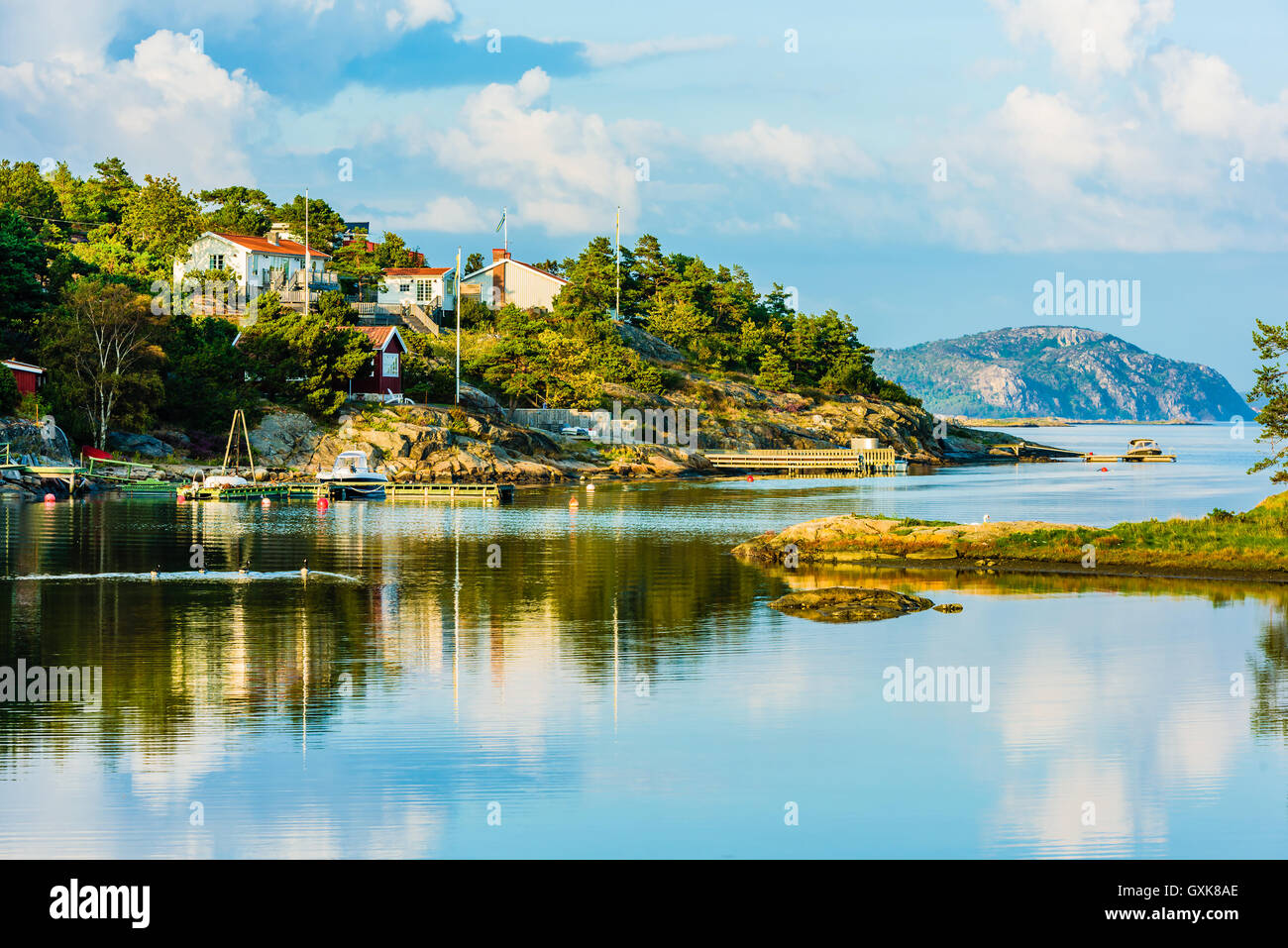 Marstrand, Svezia - 8 Settembre 2016: documentario di isola Inston paesaggio con case e barche lungo il litorale evenin Foto Stock