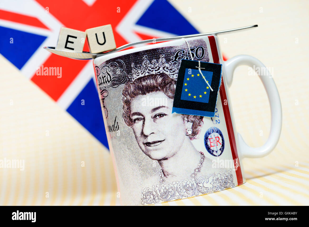 Teetasse mit englischer Regina und UE-Fahne, Symbolfoto UE-Referendum Foto Stock