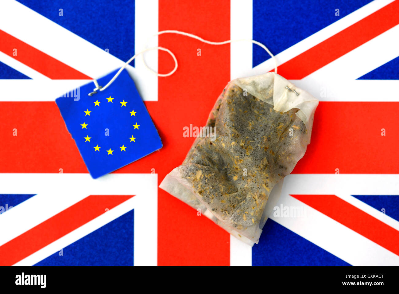 Fahne von UE und GroÃŸbritannien mit verbrauchten UE-Teebeutel, Symbolfoto Brexit Foto Stock