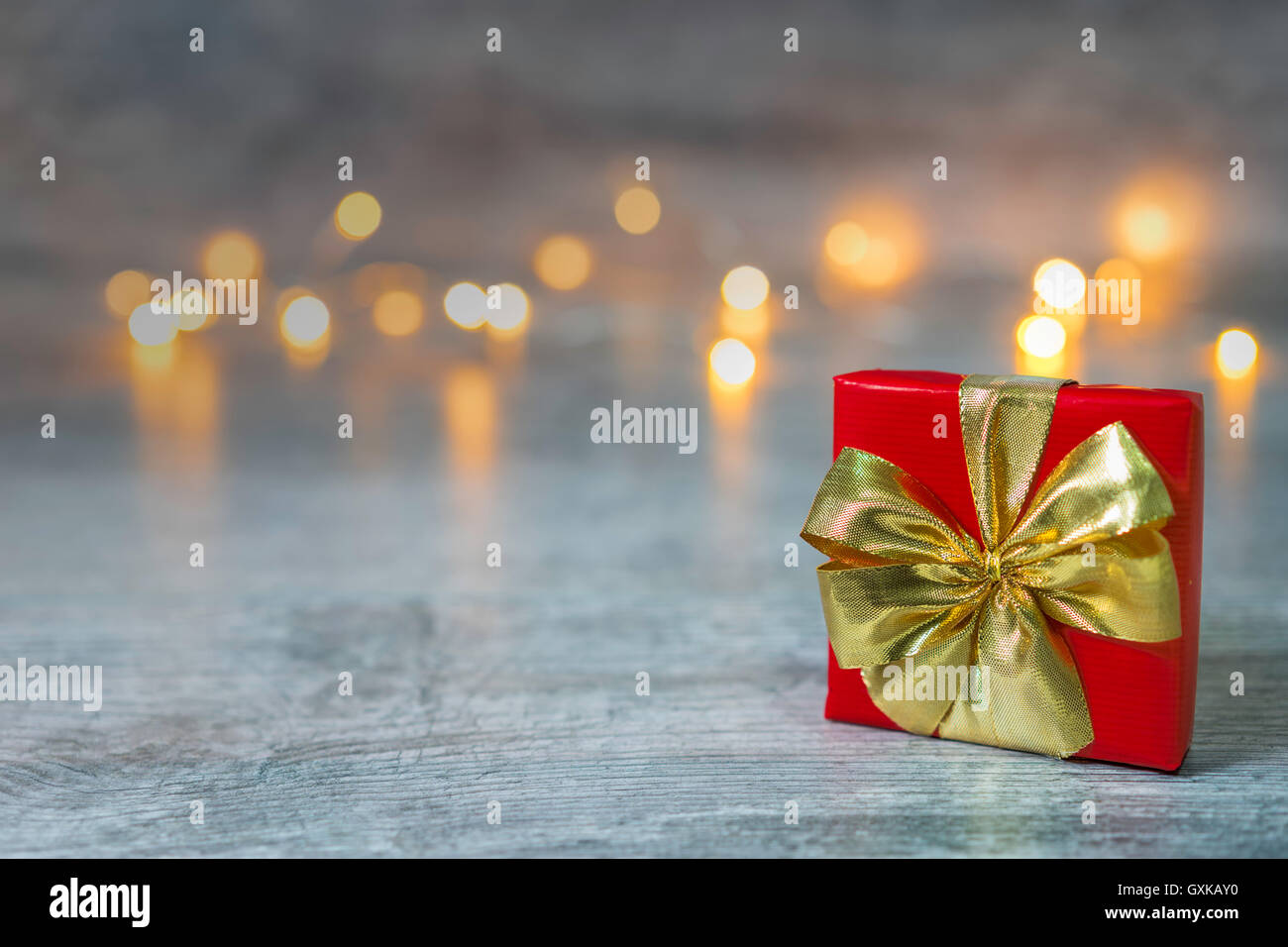 Dono con golden Bow Foto Stock