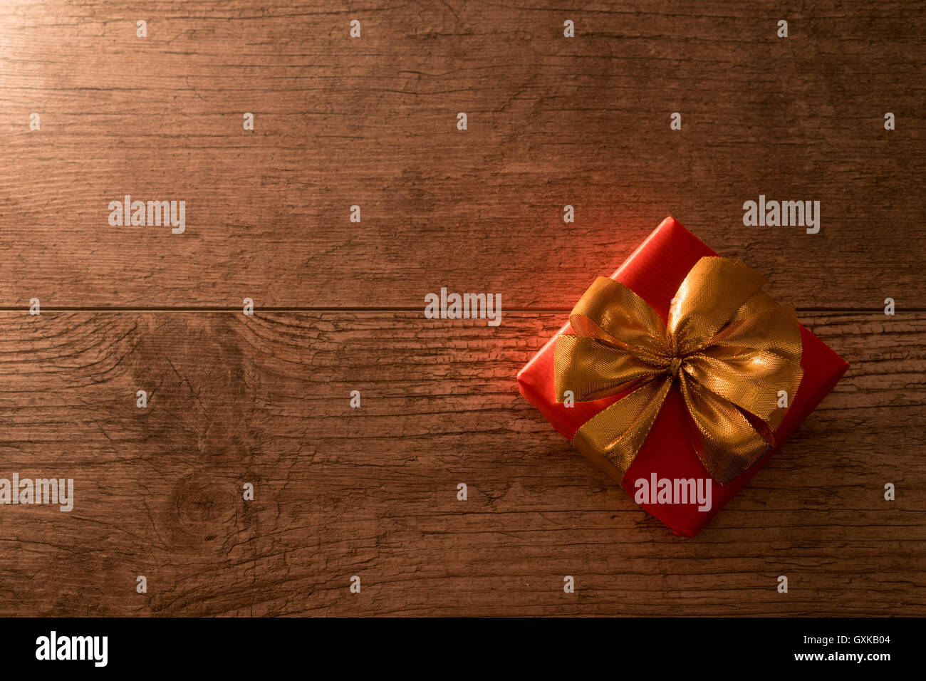 Rosso presente con golden Bow Foto Stock