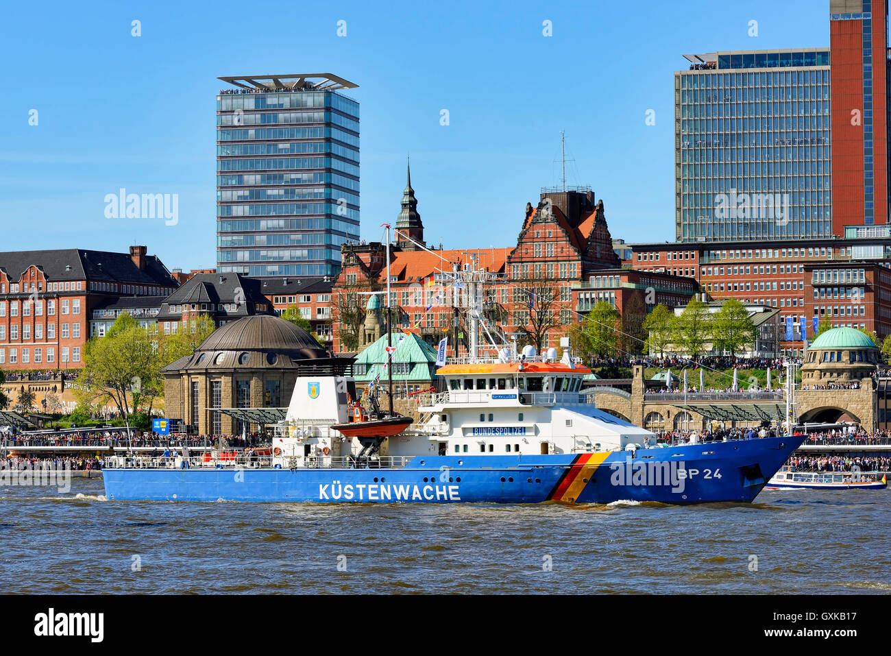 Einlaufparade zum Hafengeburtstag mit dem KÃ¼stenwachschiff Bad Bramstedt in Amburgo, Deutschland, Europa Foto Stock