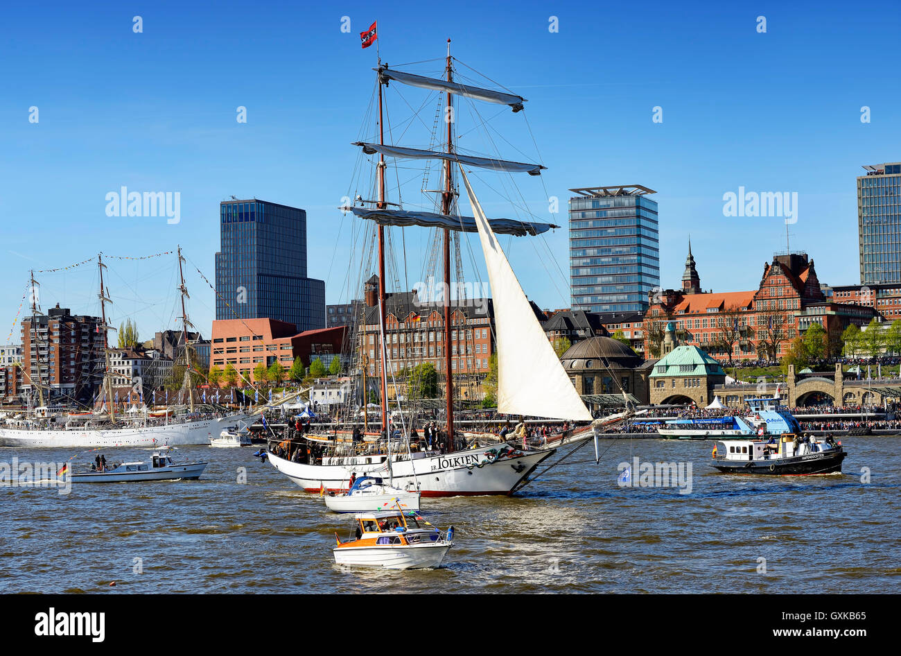 Einlaufparade zum Hafengeburtstag mit dem Segelschiff J.R. Tolkien in Amburgo, Deutschland, Europa Foto Stock