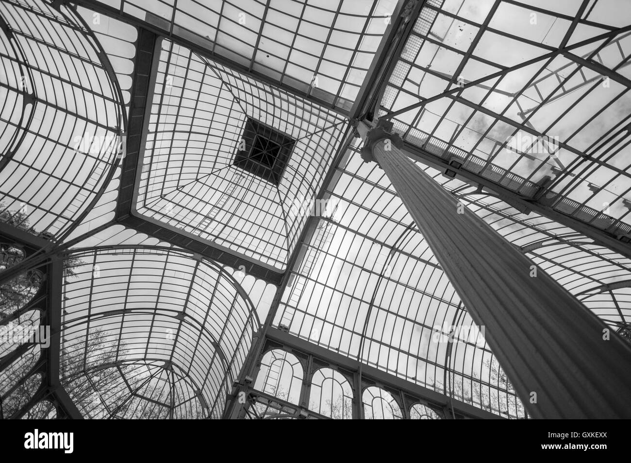 Il tetto in vetro del Crystal Palace in Retiro Park, Madrid, Spagna Foto Stock