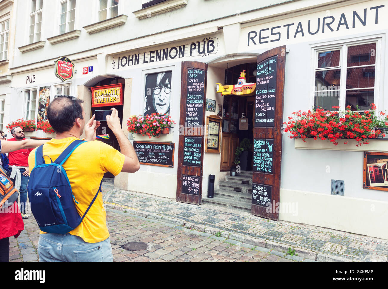 I turisti a scattare foto di John Lennon pub ingresso in Praga, Repubblica Ceca Foto Stock