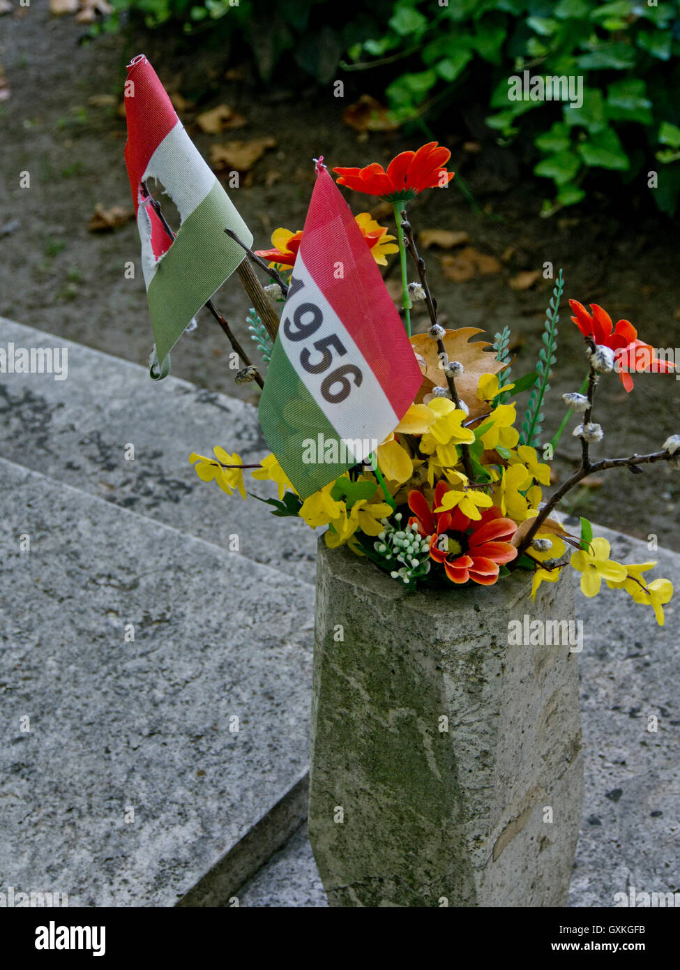 Tombe dei giovani che sono morti quando le truppe dall'Unione Sovietica schiacciato la rivoluzione ungherese contro la dominazione sovietica del 23 ottobre 1956, 60 anni fa. Il cimitero di Kerepesi.Budapest. Ungheria Foto Stock