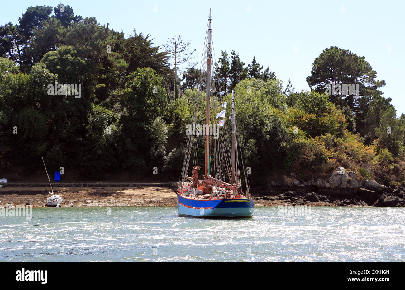 Vista su Porto Anna dalla Presqu'ile de conleau ad alta marea con barche ormeggiate, Vannes, Morbihan, in Bretagna, in Francia, in Europa Foto Stock