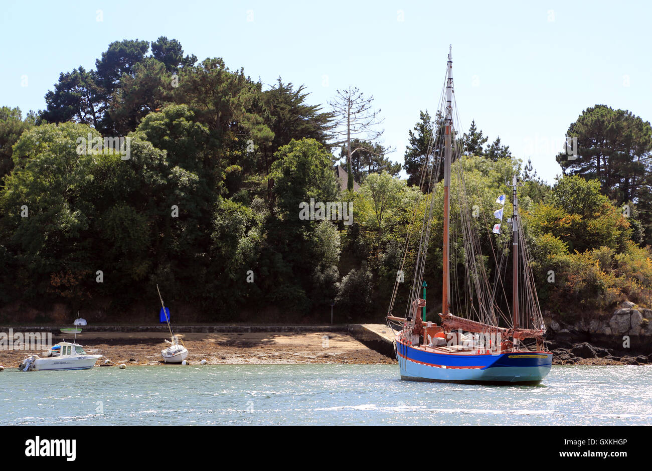 Vista su Porto Anna dalla Presqu'ile de conleau ad alta marea con barche ormeggiate, Vannes, Morbihan, in Bretagna, in Francia, in Europa Foto Stock