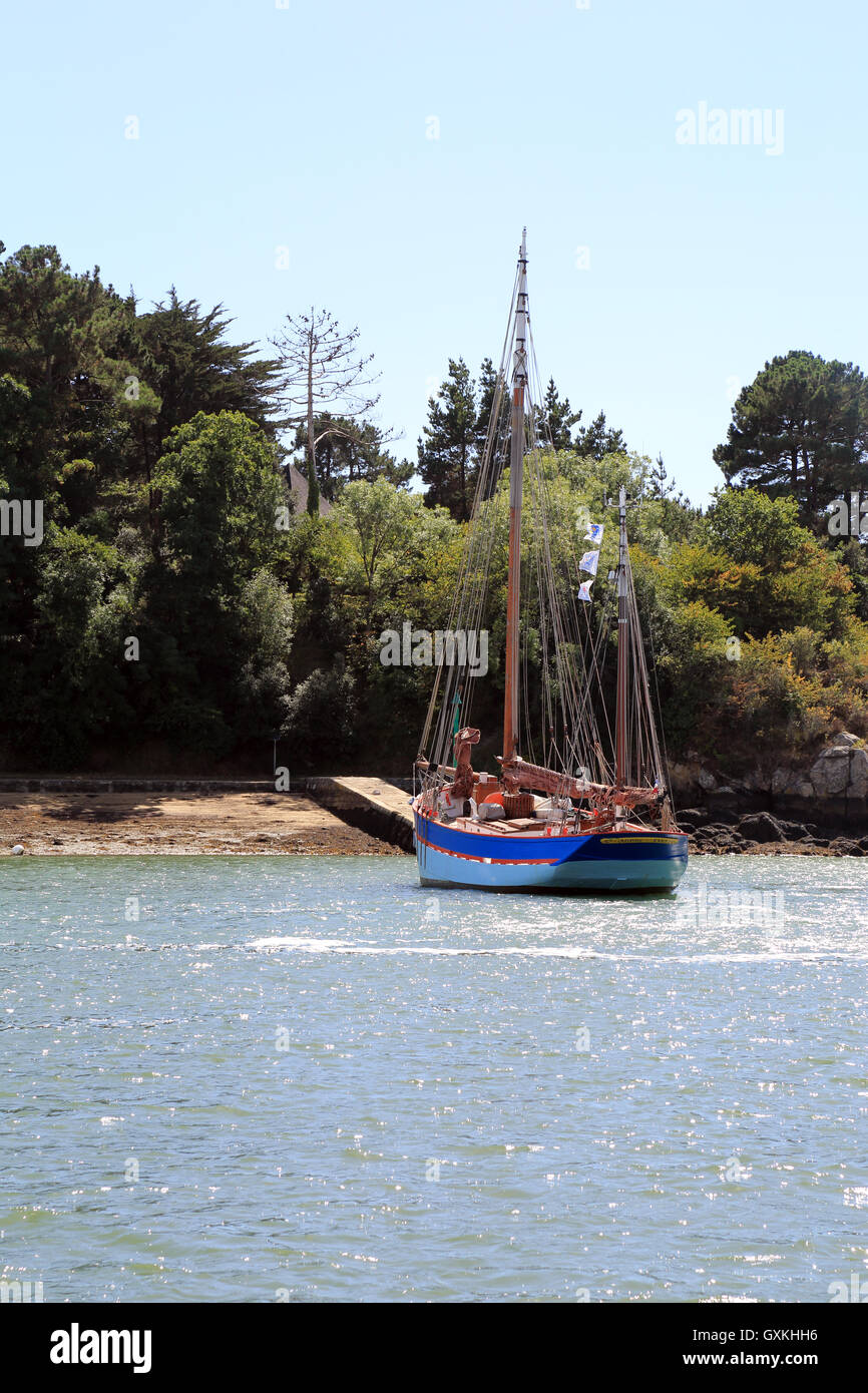 Vista su Porto Anna dalla Presqu'ile de conleau ad alta marea con barche ormeggiate, Vannes, Morbihan, in Bretagna, in Francia, in Europa Foto Stock