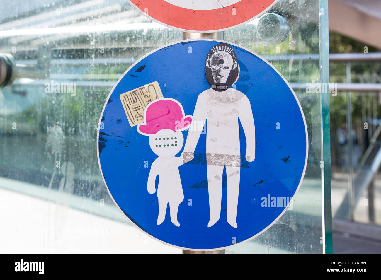Londra, 13 settembre 2016. Un cartello stradale per soli pedoni trasformata con gli adesivi in London Southbank. Foto Stock