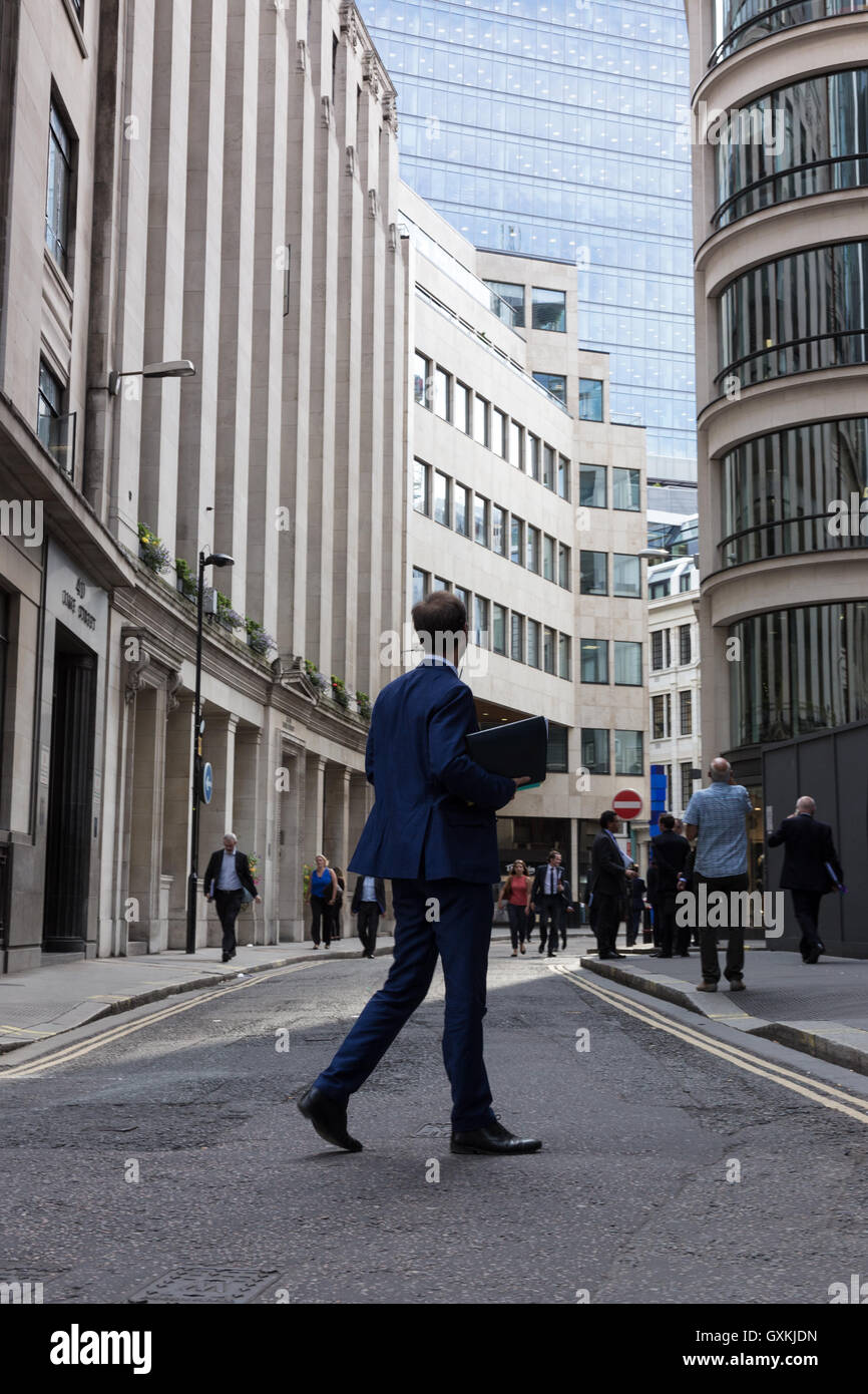 Londra, 11 settembre 2016. Un uomo cammina con la sua dokuments nella città di Londra. Foto Stock