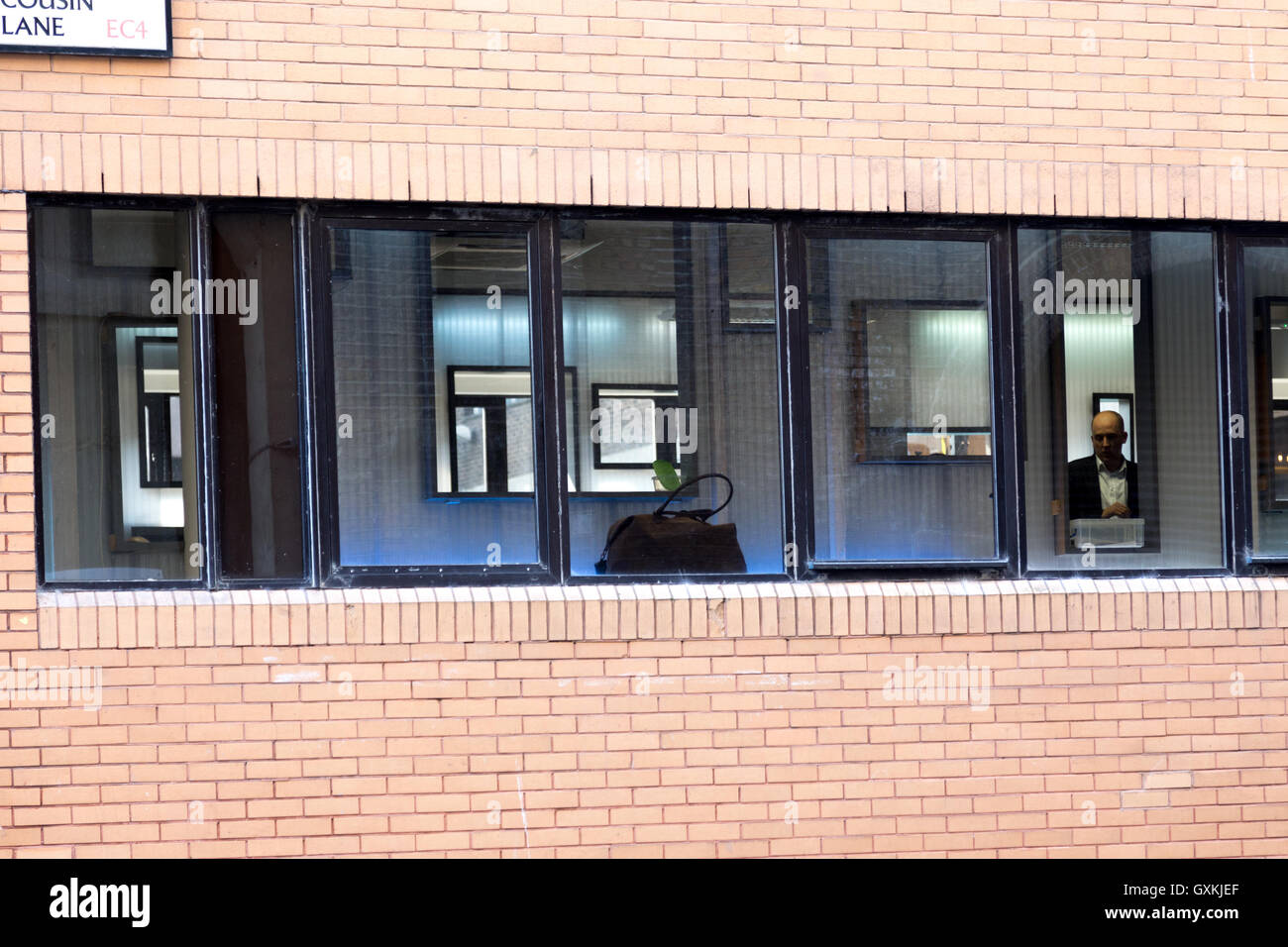 Londra, 13 settembre 2016. Un uomo in un vecchio ufficio stile nella città di Londra. Foto Stock