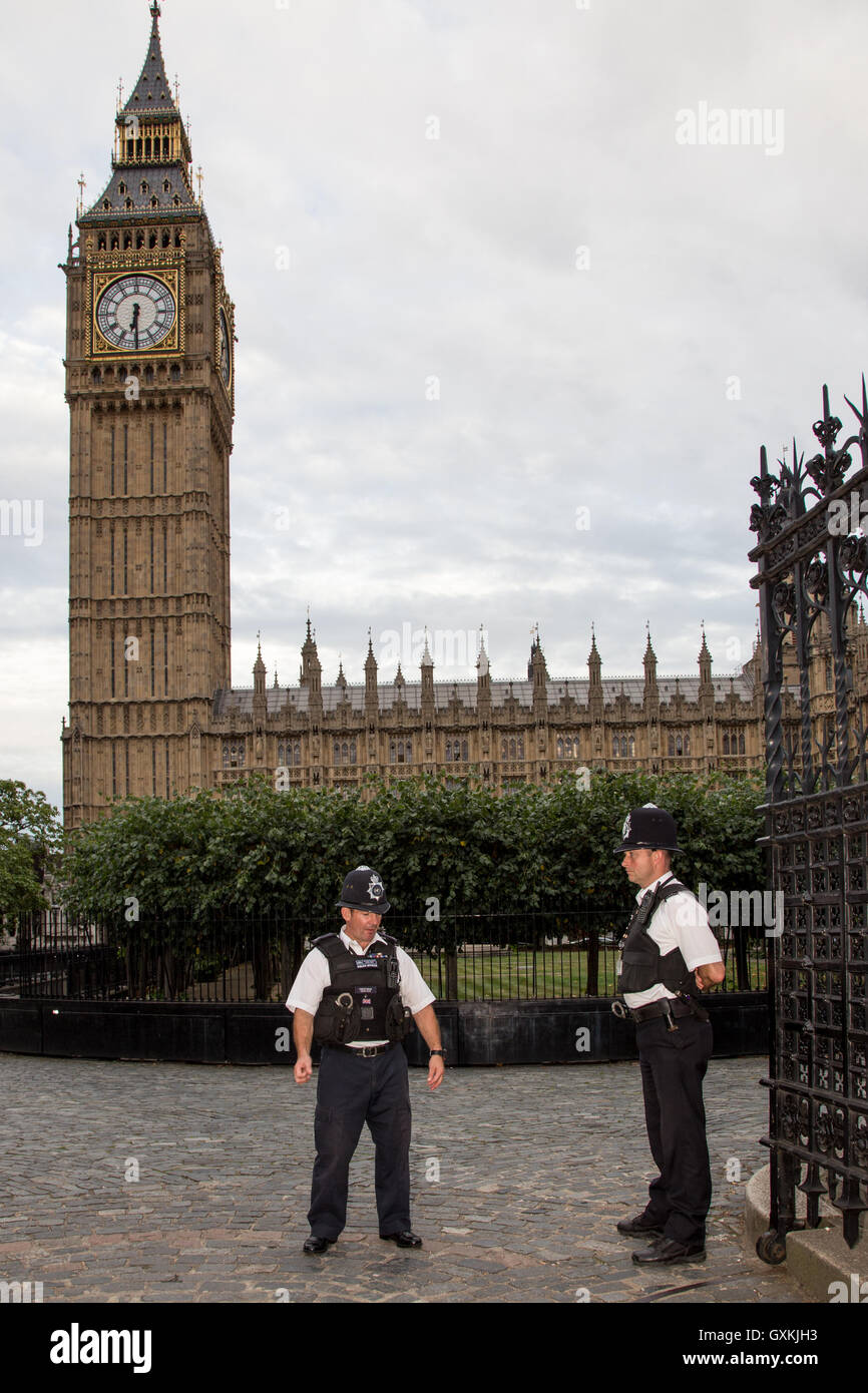 Londra, 12 settembre 2016. Due poliziotti guardia del Palazzo di Westminster cancelli. Foto Stock