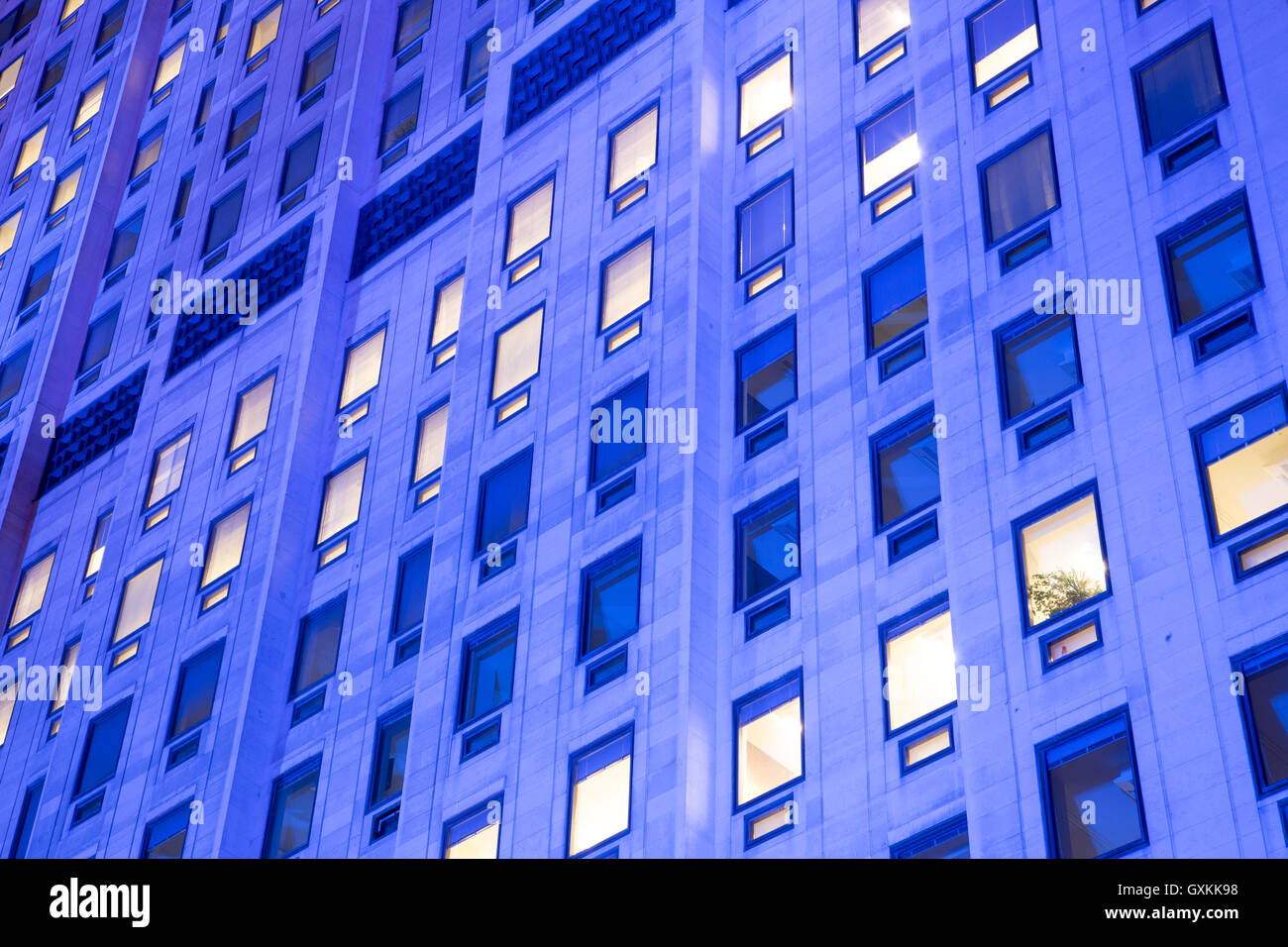 La luce ambiente su un edificio di Londra. Foto Stock