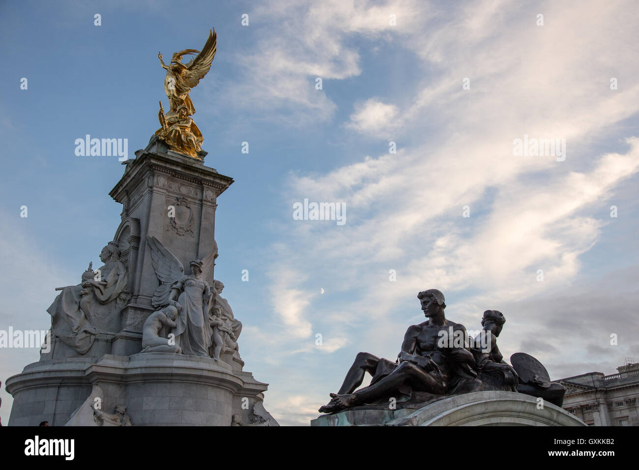 Il memoriale della Victoria, dedicato alla regina Victoria, si trova direttamente di fronte a Buckingham Palace, con la regina Vittoria di fronte al Foto Stock